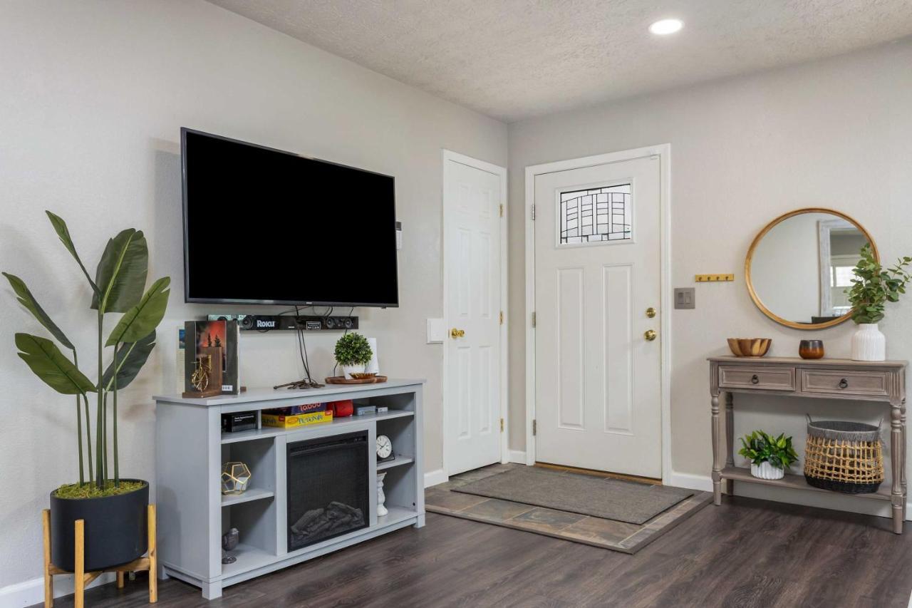 Updated Townhome Near Airport And Shopping! Anchorage Luaran gambar