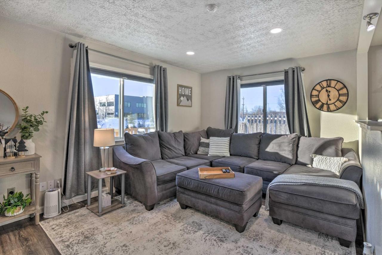 Updated Townhome Near Airport And Shopping! Anchorage Luaran gambar